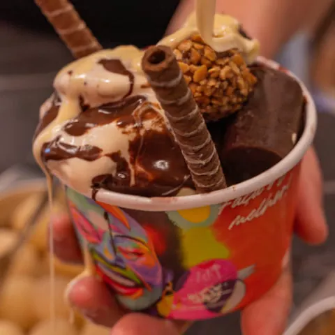Copo de sorvete com calda de chocolate e canudinho wafer